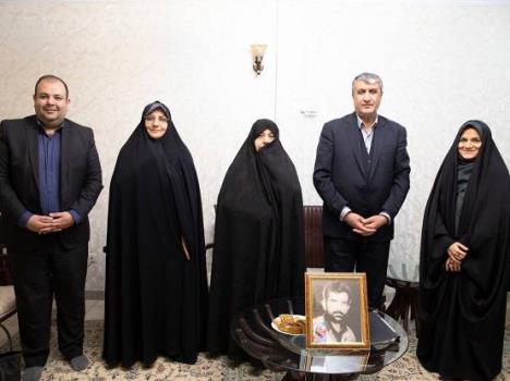 دیدار رئیس سازمان انرژی اتمی با خانواده شهید حسین زاده احمدی